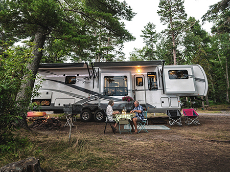 Choosing Between Travel Trailer vs Fifth Wheel