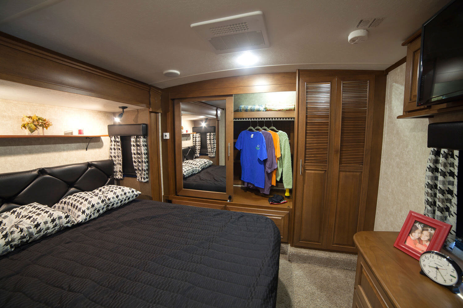 Highlander HF38RGR Bedroom and Closet