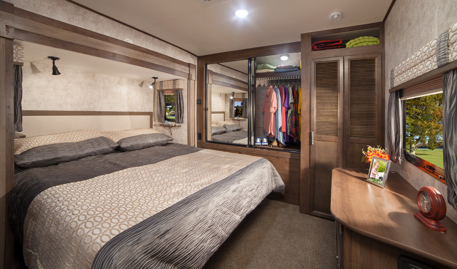 MR323RLS Bedroom With King Bed Option