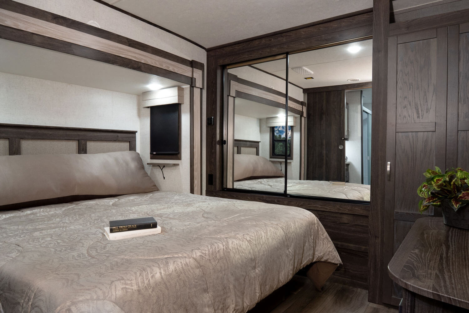 2020 Mesa Ridge MR322RLS Bedroom
