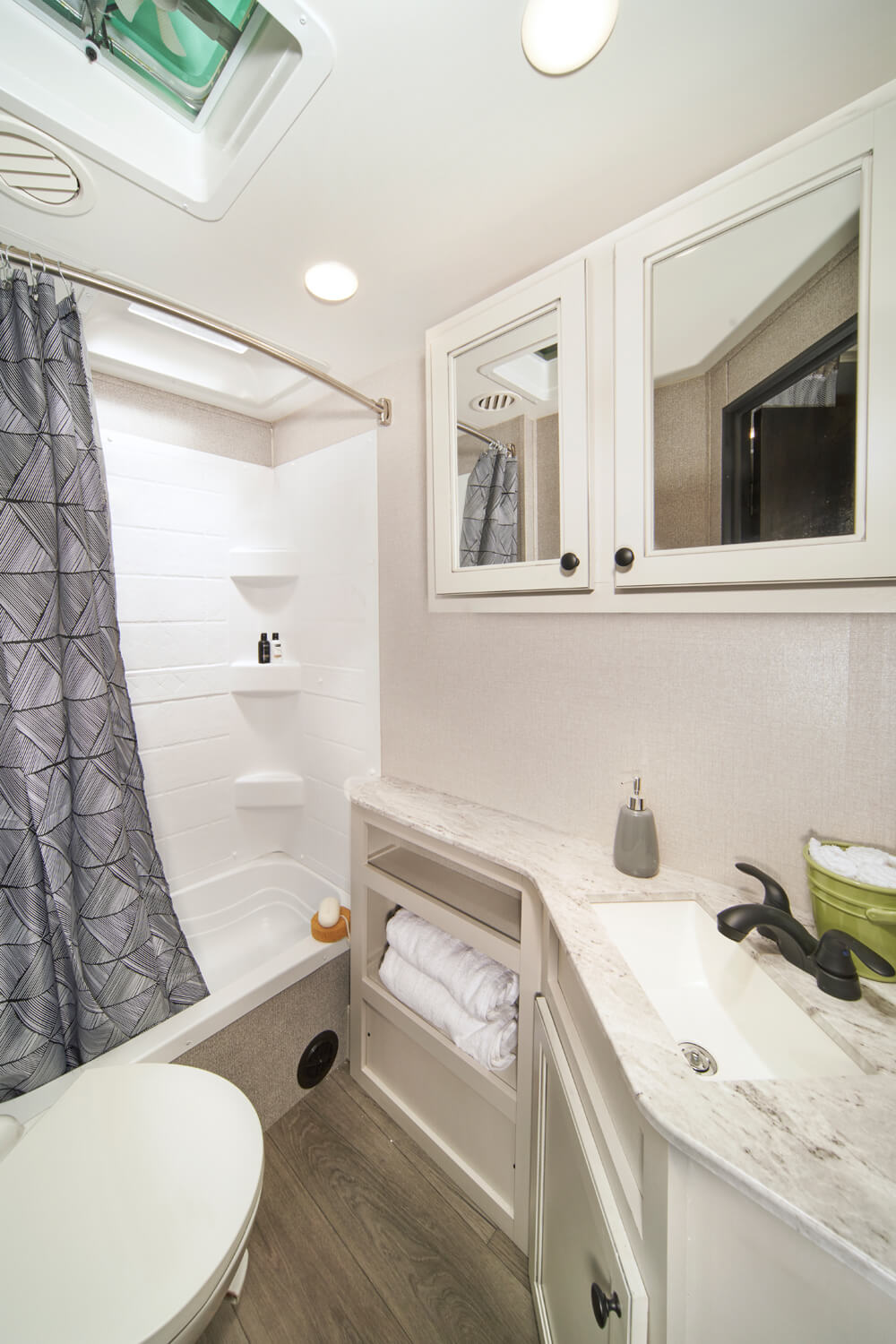 2021 Mesa Ridge S Lite 281BH Bathroom 