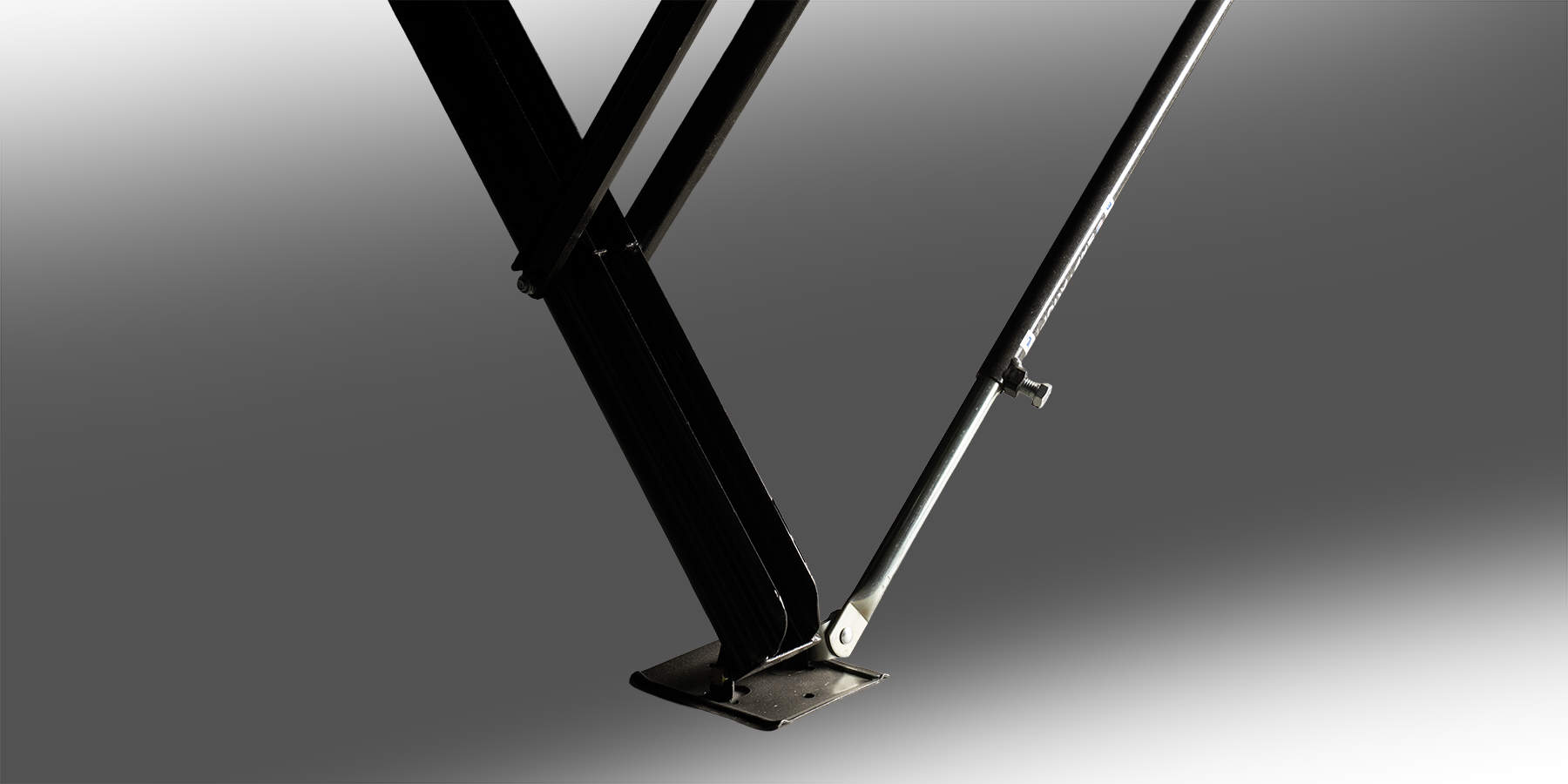 Optional Norco™ 7.3 Auto Level stabilizer system with BAL™ lock arms